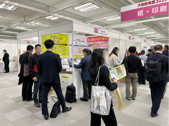 2025年大阪勧業展のKDC展示会ブースの来場者の様子